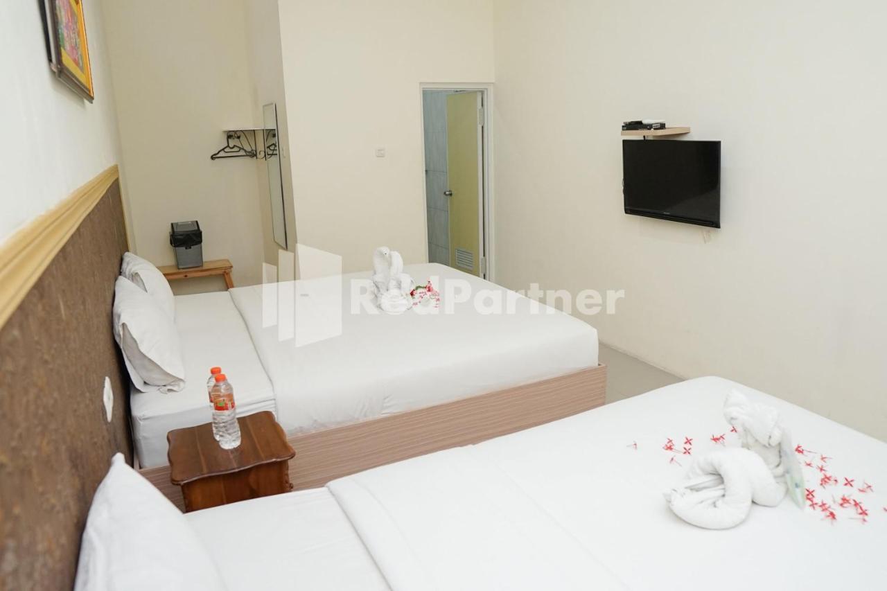 Adisa Homestay Near Saiful Anwar Malang Esterno foto