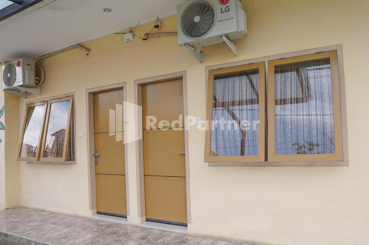Adisa Homestay Near Saiful Anwar Malang Esterno foto