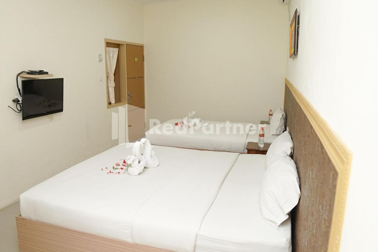 Adisa Homestay Near Saiful Anwar Malang Esterno foto