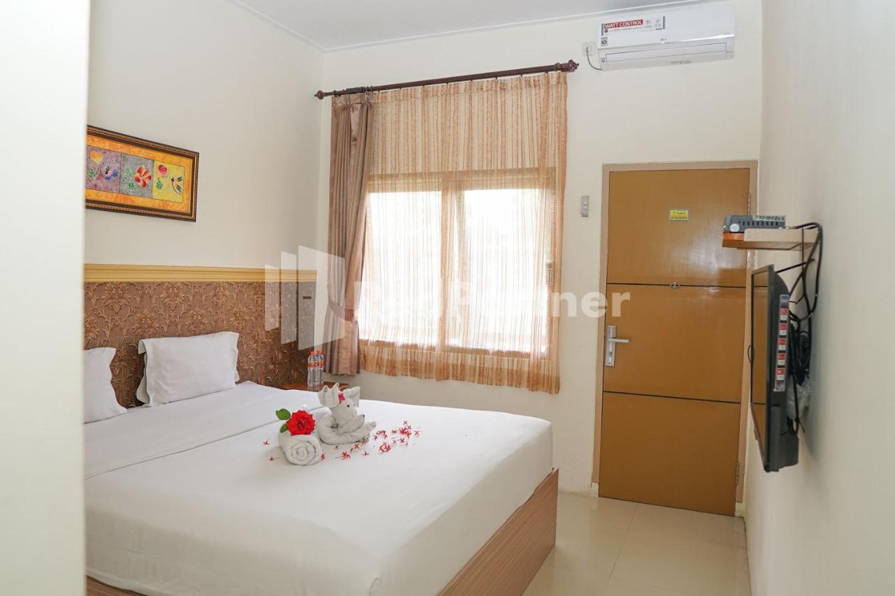 Adisa Homestay Near Saiful Anwar Malang Esterno foto