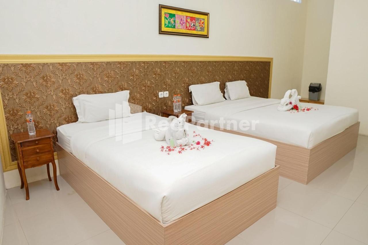 Adisa Homestay Near Saiful Anwar Malang Esterno foto