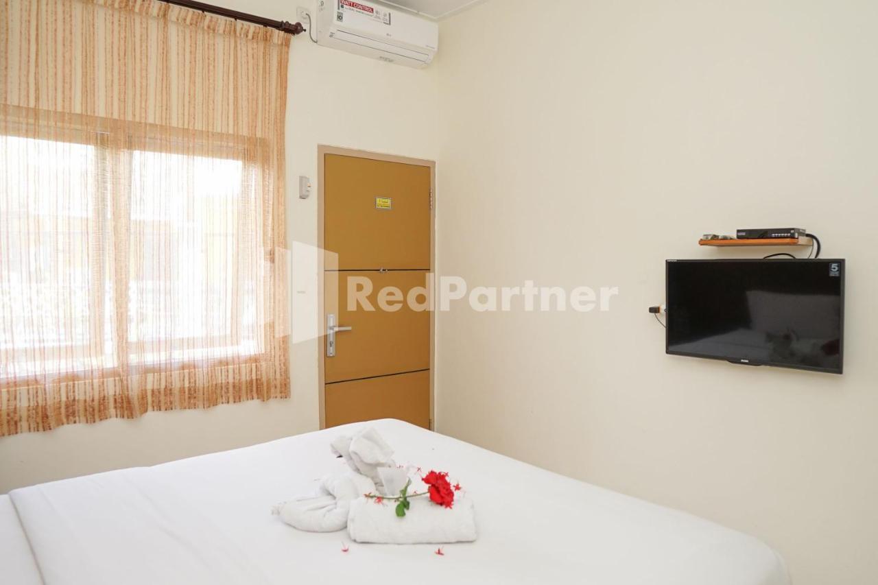 Adisa Homestay Near Saiful Anwar Malang Esterno foto