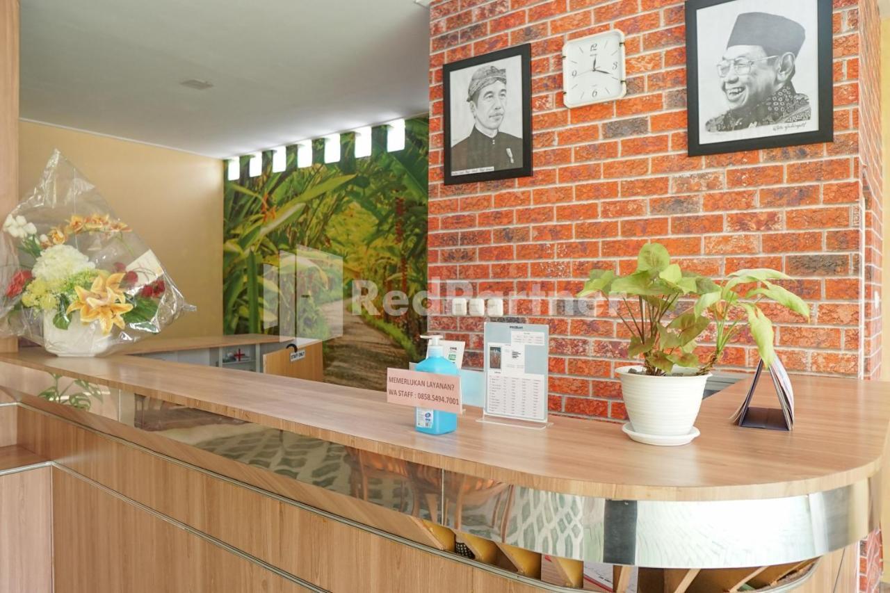 Adisa Homestay Near Saiful Anwar Malang Esterno foto