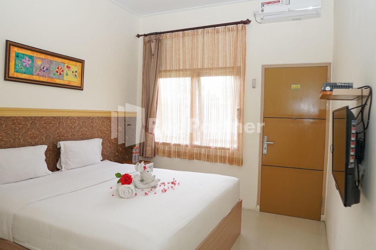 Adisa Homestay Near Saiful Anwar Malang Esterno foto